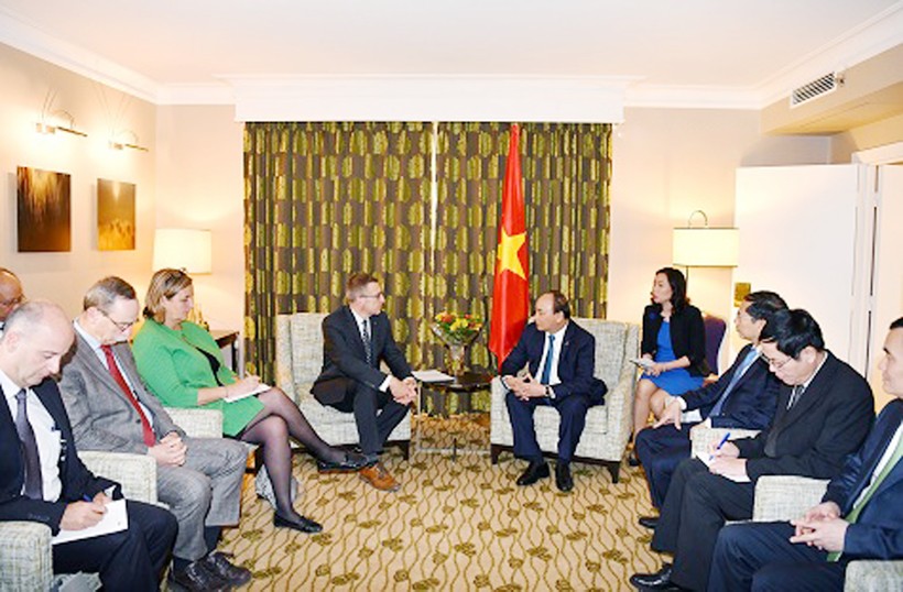 Thủ tướng Nguyễn Xuân Phúc trao đổi với ông Steven Vanackere tại buổi tiếp