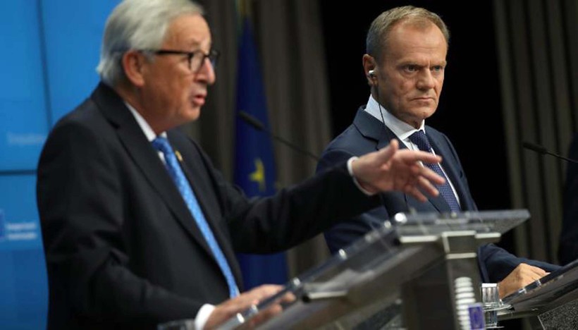 Ông Jean-Claude Juncker (trái) và Donald Tusk nói chuyện với giới truyền thông sau Hội nghị Thượng đỉnh EU vừa qua