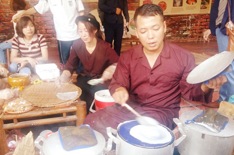 Anh Nguyễn Hùng Cường với nghề tráng bánh cuốn truyền thống của làng Thanh Trì, Hà Nội