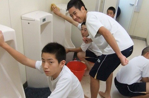 Học sinh Nhật Bản tự dọn dẹp lớp học, nhà vệ sinh