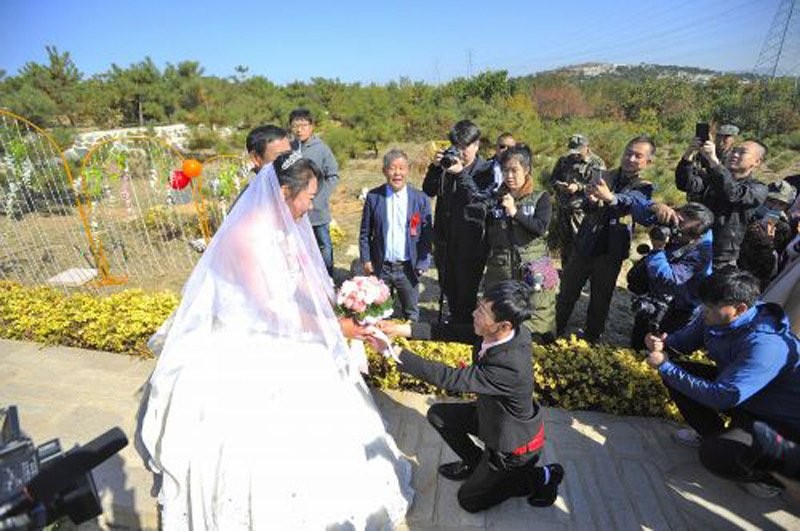 Cặp đôi hạnh phúc tổ chức đám cưới tại nghĩa trang 