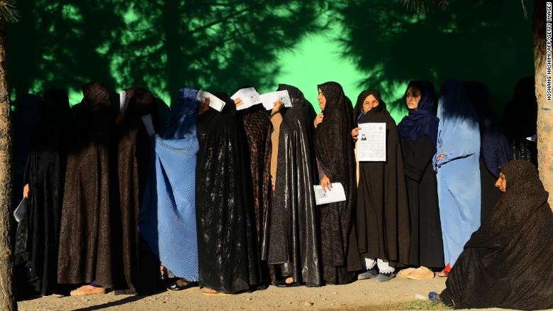 Nữ cử tri ở tỉnh Harat chờ bỏ phiếu