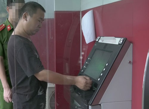 Người đàn ông Trung Quốc mang thẻ ATM giả sang Lào Cai rút tiền