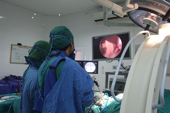 Áp dụng phương pháp mới phẫu thuật nội soi thoát vị đĩa đệm cột sống lối bên, ảnh: QTV