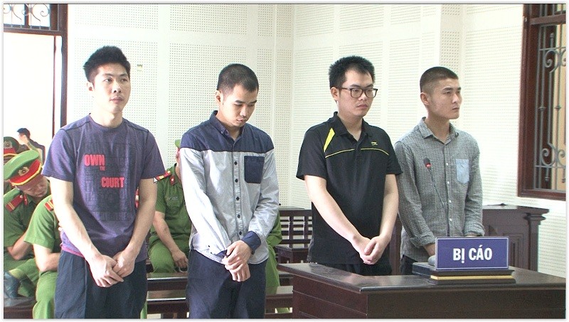 Bốn đối tượng người Trung Quốc tại phiên tòa xét xử, ảnh: QTV

