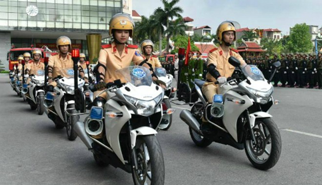 Sự khổ luyện của cô gái lái môtô hơn 1.000 phân khối dẫn đoàn cảnh sát