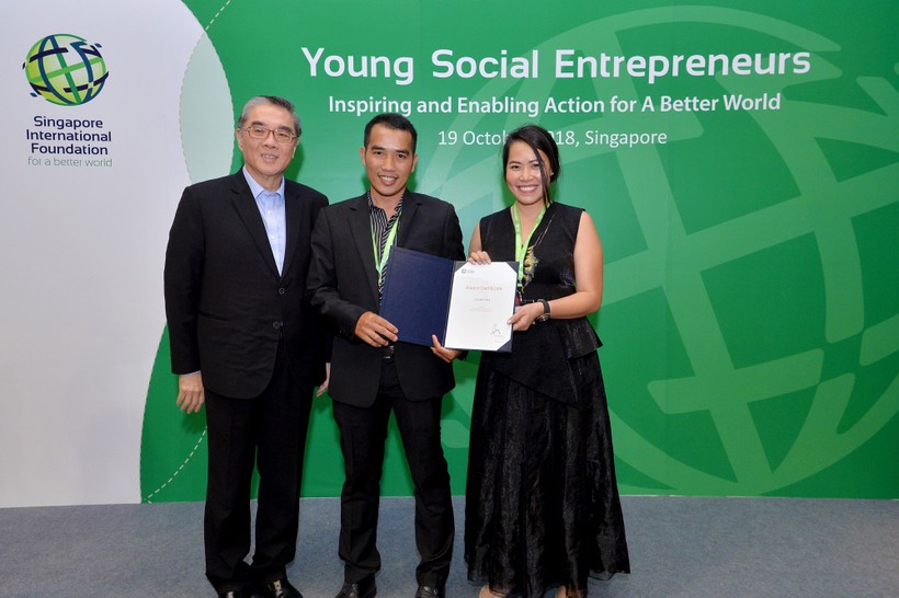 Bicky Nguyễn và Đặng Cao Nam vinh dự nhận giải thưởng từ Chủ tịch Quỹ Quốc tế Singapore