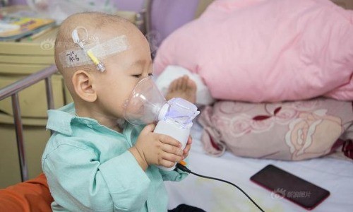 Em bé Trung Quốc một tuổi tự học cách chữa ung thư