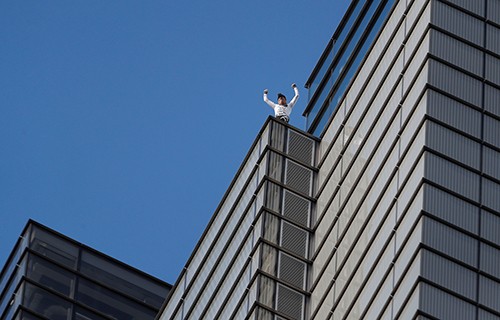 "Người nhện" Pháp bị bắt vì trèo lên tòa nhà 46 tầng ở Anh