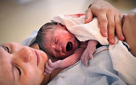 Thị trấn hân hoan đón em bé đầu tiên được sinh ra sau 28 năm