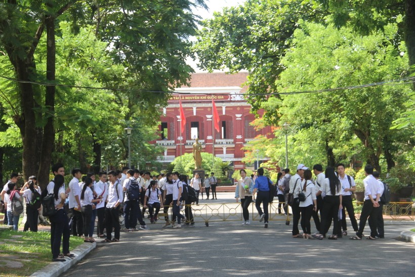 Trường THPT Chuyên Quốc học Huế có 35 giáo viên được thăng hạng giáo viên bậc III lên bậc 2 đứng trong top đầu về tỷ lệ các trường ở Thừa Thiên – Huế