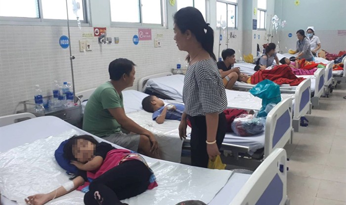 TP. HCM: 30 trẻ nhập viện sau khi ăn bánh mì chà bông