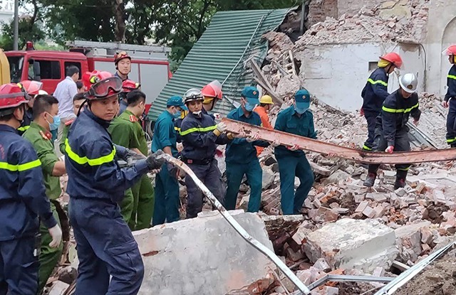 Hàng trăm công an lật từng viên gạch cứu hộ nhà bị sập đối diện hồ Gươm