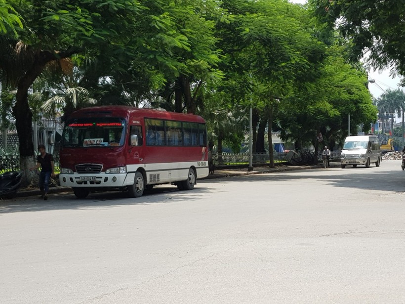Xe dù đón khách bên ngoài cổng bến xe khách Lạc Long (Hải Phòng), ảnh: internet


