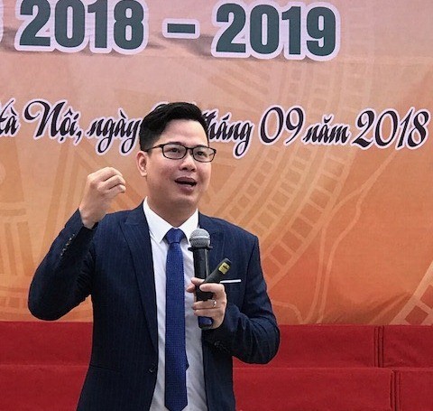 TS Trần Thành Nam chia sẻ với phụ huynh tại Trường THPT Phan Huy Chú
