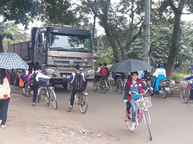 HS “chen nhau” với xe tải để đến trường
