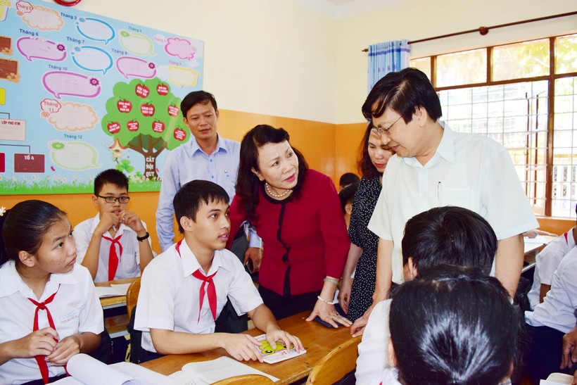 Thứ trưởng Nguyễn Thị Nghĩa và đoàn công tác thăm hỏi các em học sinh tại Trường THCS Nguyễn Thái Bình, TP Vũng Tàu