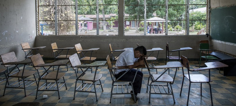 Đây là Darwin, 16 tuổi, ở Villanueva, Honduras, đổ gục trong lớp học, sau khi người bạn thân là Henry tự tử vào tháng 9/2016 do bị bắt nạt tại trường