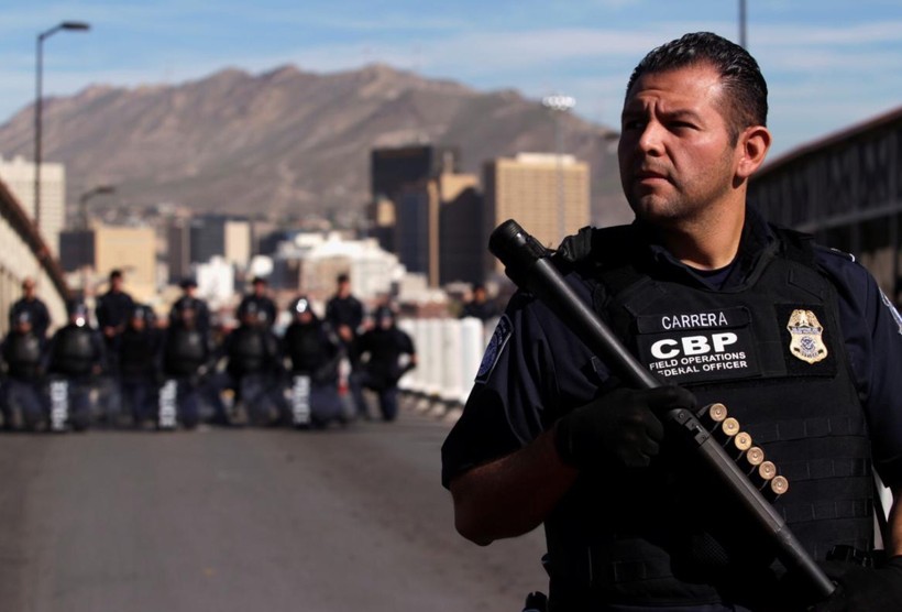 Đặc vụ Mỹ với các thiết bị chống bạo động được huy động bảo vệ biên giới trên cầu quốc tế giữa Mexico và Mỹ, tại Ciudad Juarez (Mexico) ngày 29/10/2018