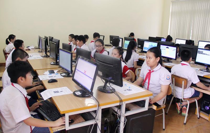 Học sinh tại thị xã Đông Triều (Quảng Ninh) tham gia phần thi thực hành ứng dụng CNTT