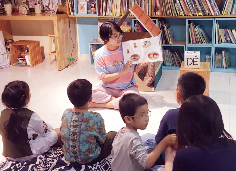 Không chỉ vui chơi và đọc sách, các em còn được chia sẻ nhiều kiến thức thú vị và phù hợp lứa tuổi