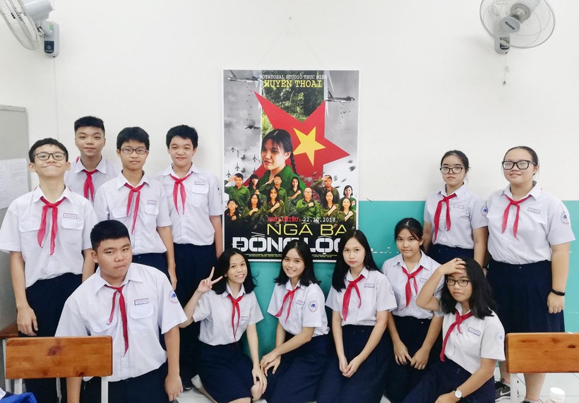 Nhóm HS của Trường THCS Nguyễn Du thực hiện phim ngắn về Ngã ba Đồng Lộc giới thiệu poster phim