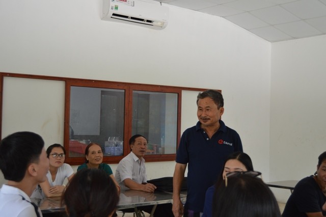 Tiến sĩ Phan Quốc Việt trao đổi với phụ huynh có con đang học tập tại Trung tâm Tâm Việt.

