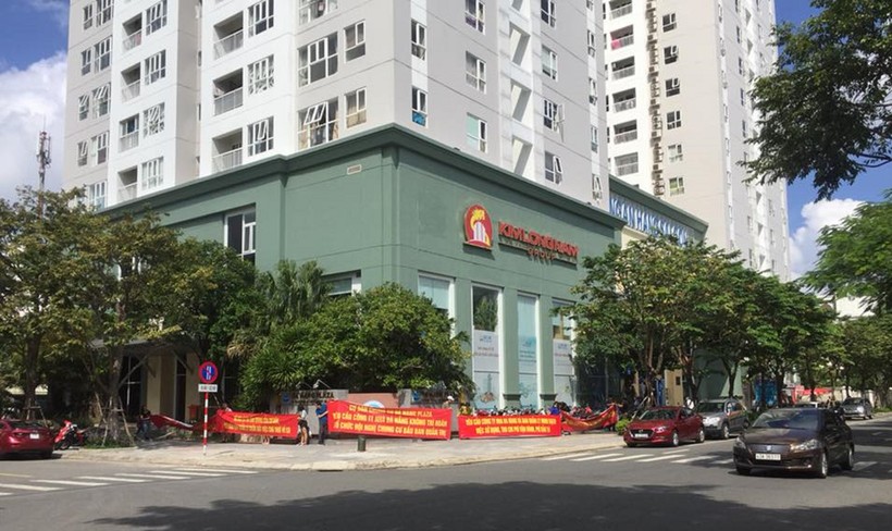 Băng rôn do các hộ dân sinh sống tại chung cư Đà Nẵng Plaza giăng trước khu vực chung cư để phản đối chủ đầu tư và ban quản lý chung cư