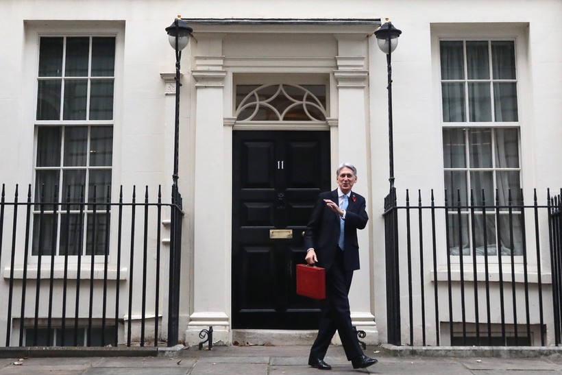 Bộ trưởng Tài chính Anh Philip Hammond tỏ ra lạc quan khi rời trụ sở Bộ Tài chính tại số 11 phố Downing