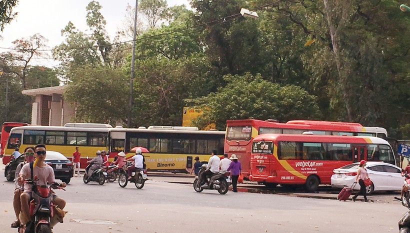 “Bến xe” trước cổng chính công viên Thống Nhất gồm xe buýt và điểm đón trả khách của nhiều hãng xe sân bay