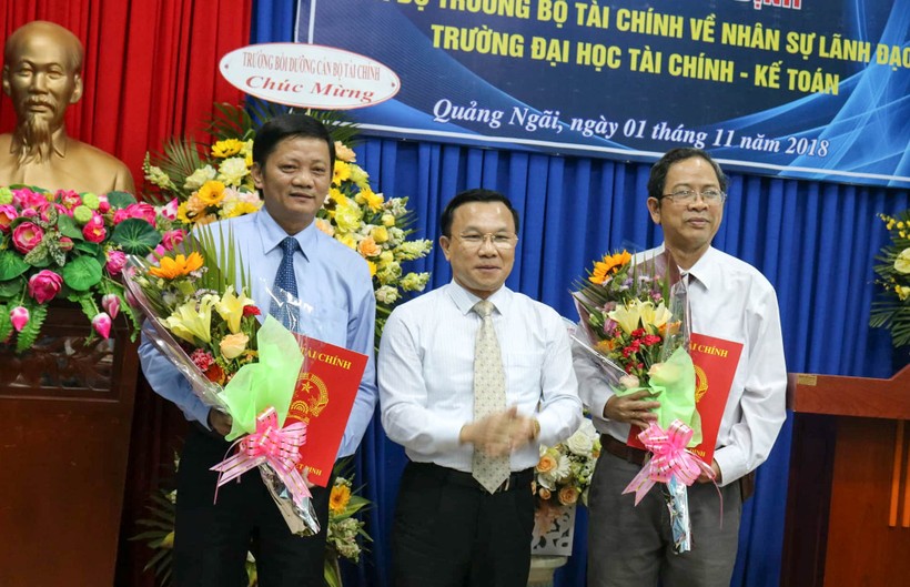 Thứ trưởng Bộ Tài chính trao Quyết định bổ nhiệm Hiệu trưởng Trường Đại học Tài chính - Kế toán cho TS. Phạm Sỹ Hùng (Người đứng đầu tiên từ trái sang).

