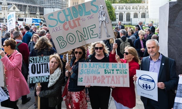 Các giáo viên tập trung tại Parliament Square (London) để phản đối việc cắt giảm ngân sách cho GD