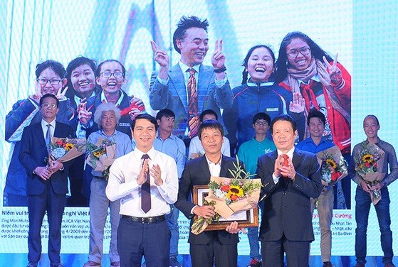 Lãnh đạo Bộ TT&TT, Trung ương Hội LHTN Việt Nam trao giải Nhất cho tác giả