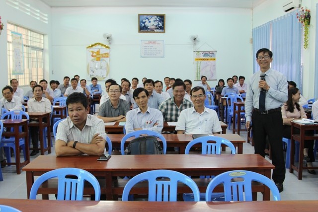 Một lớp bồi dưỡng chuyên đề dành cho cán bộ quản lý các trường THPT ở Cà Mau (ảnh: Lê Yên)