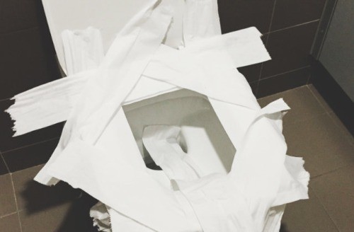 Vì sao không nên lót giấy lên nhà vệ sinh công cộng khi đi du lịch?