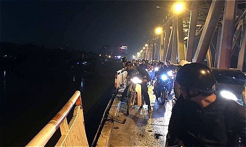 Cầu Chương Dương: Ô tô đạp chân ga, phi thẳng cả người cả xe xuống sông