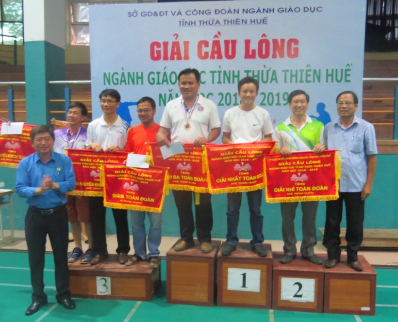 Trao giải nhất đôi nam độ tuổi đôi từ 36 tuổi đến 45 tuổi cho hai vận động viên đến từ trường THPT Nguyễn Chí Thanh
