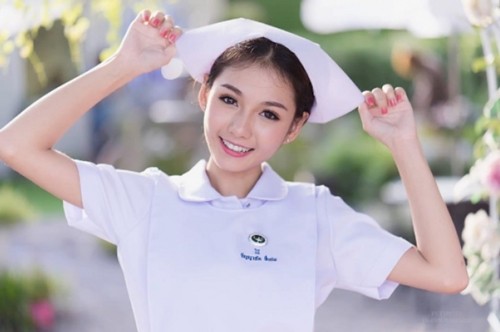 Phong cách đời thường của nữ y tá Thái bị sa thải vì quá đẹp 