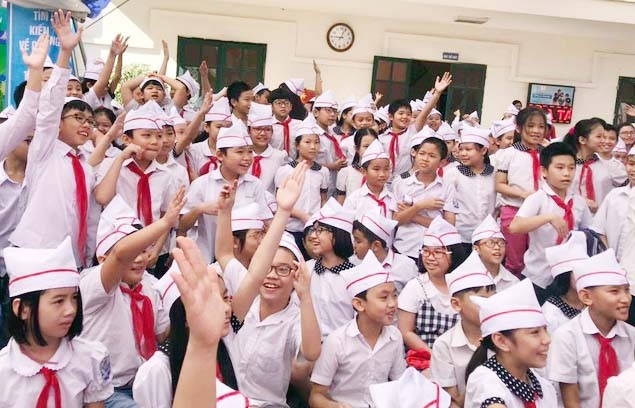 Tại lễ phát động cuộc thi, học sinh Trường Tiểu học Thanh Xuân Trung (Hà Nội) hào hứng tham gia trò chơi của BTC