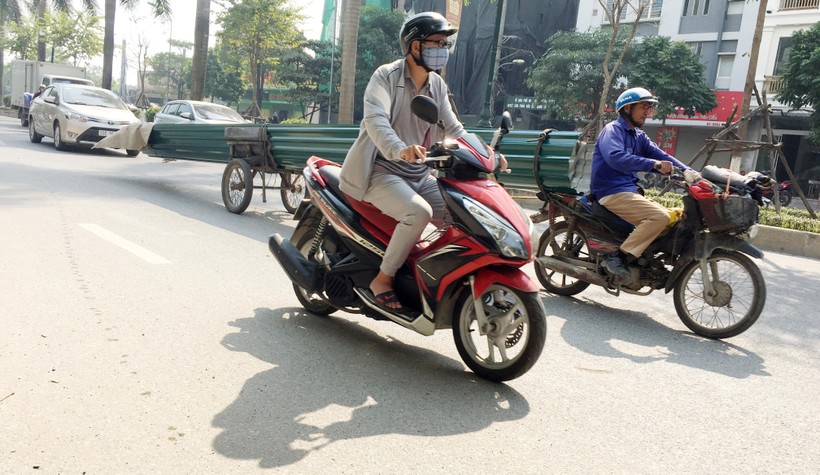 Những xe tự chế vô tư hoạt động trên tuyến phố Tân Mai