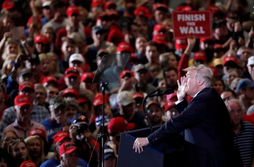 Ông Trump phát biểu trong một cuộc vận động tranh cử cho đảng Cộng hòa tại sân bay	quốc tế Pensacola ở Florida, Mỹ, ngày 3/11/2018
