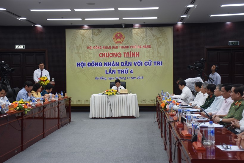 Ông Huỳnh Đức Thơ - Chủ tịch UBND TP trả lời chất vấn của cử tri về các vấn đề an ninh trật tự, ô nhiễm môi trường