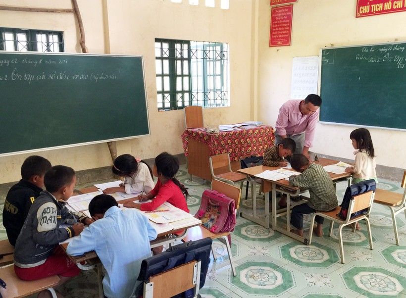 Dạy lớp ghép 2 trình độ tại Trường TH Khén Pí (Mường Ảng, Điện Biên)