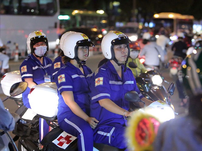 Xe cấp cứu giữa dòng người trên đường Nguyễn Thị Nghĩa (Q.1, TP.HCM)
ẢNH: NGỌC DƯƠNG