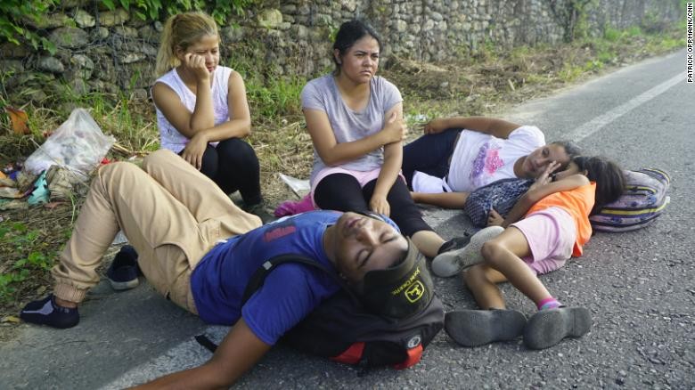 Một gia đình di cư nằm kiệt sức bên lề đường ở Arriaga, Mexico