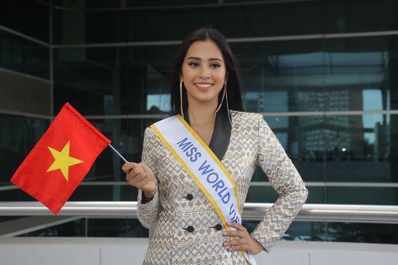 Trần Tiểu Vy rạng rỡ lên đường chinh chiến Miss World 2018