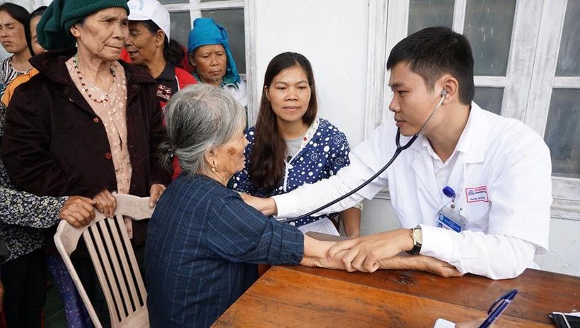 Đoàn cán bộ, y bác sỹ Bệnh viện Trung ương Huế thăm khám và cấp thuốc miễn phí cho học sinh người dân nghèo tại xã Hồng Kim