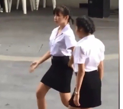 Nữ sinh thể hiện khả năng nhảy khiến mọi người bật cười
