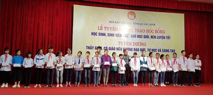 Lãnh đạo Hội khuyến học Việt Nam trao phần thưởng cho các em học sinh, sinh viên