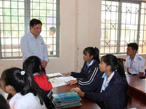 Thứ trưởng trò chuyện với các em học sinh trường THPT DTNT N’ Trang Lơng